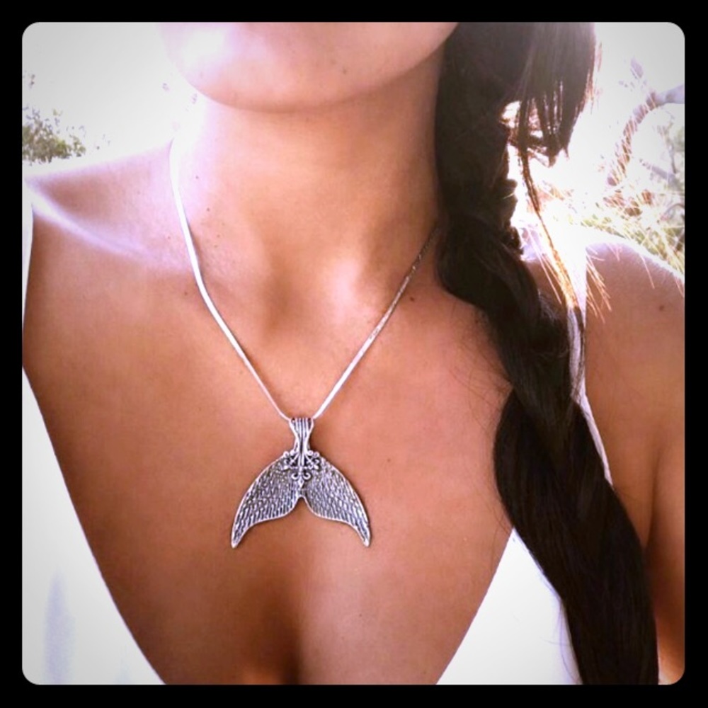 (2/$22) Sale 🧜🏼‍♀️ Mermaid Fin Necklace 🧜🏼‍♀️